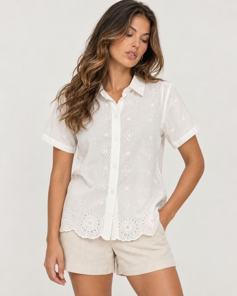 Detalle de la prenda Broderie blanca sobre la modelo