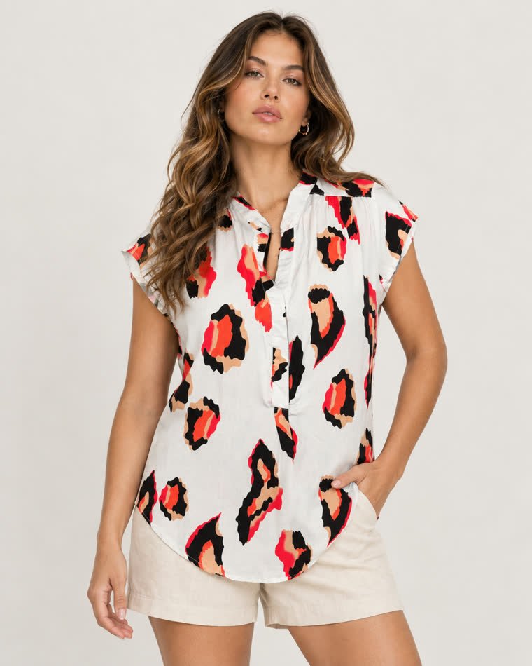 Detalle de la prenda Animal print rojo sobre la modelo